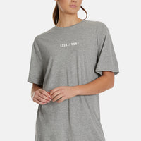 T-shirt met logo en mid-pump-hoes